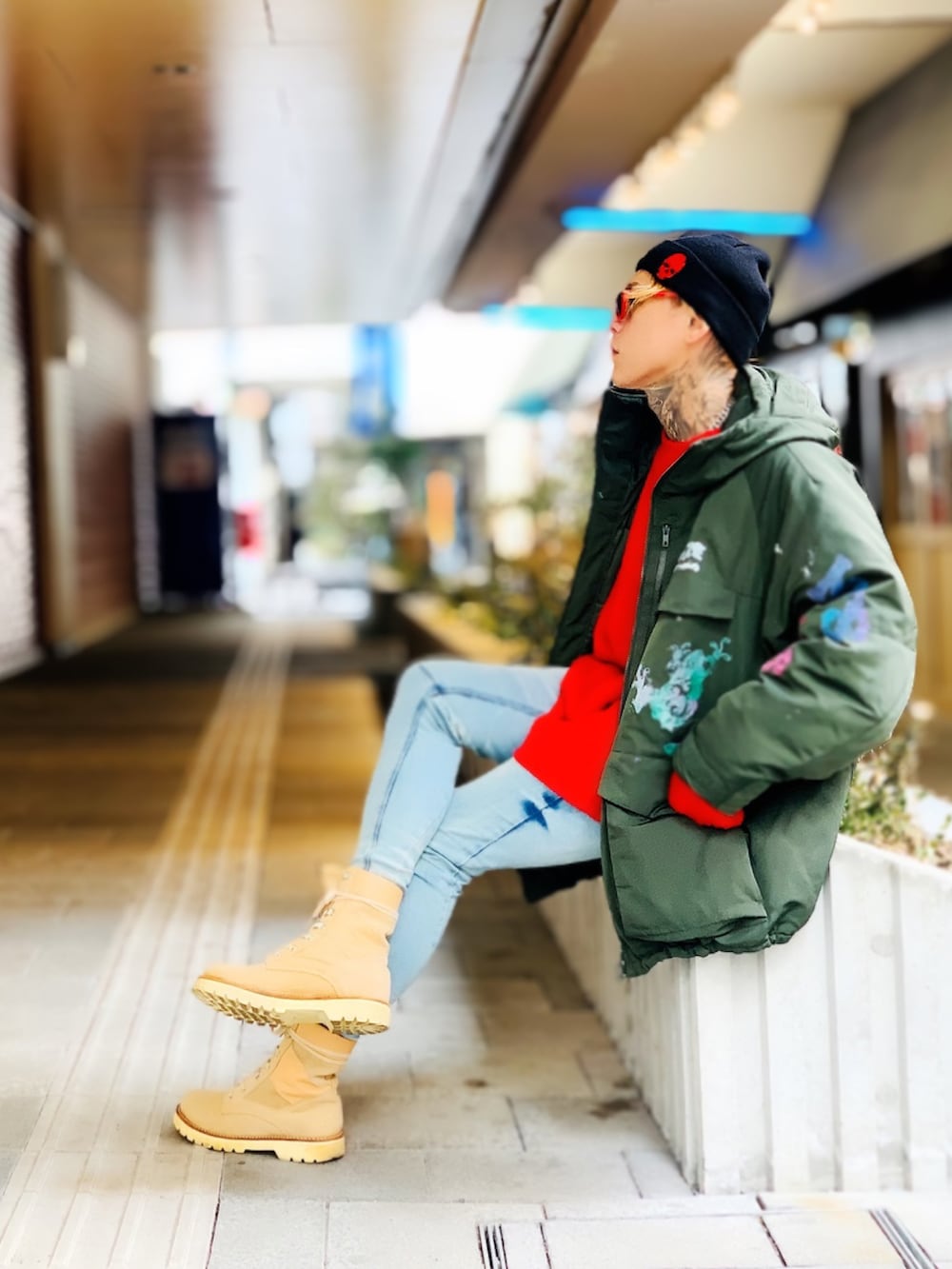 「ミリタリージャケット、ブーツ、シルバーアクセサリー、SBG、スキニーデニム、ニット帽、ニット、モンスターパーカー、UNIQLO、ビックシルエット、オーバーサイズ」｜「CASPER JOHN AIVERのCASPER JOHN AIVER　ロングアームダメージビッグニット（ニット/セーター、レッド系）」を使った、TETUさん（メンズ・174cm）の冬コーディネートの3枚目の写真