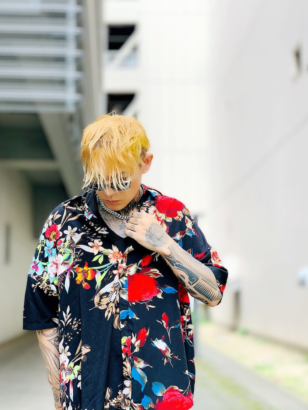 「夏コーデ、スニーカーコーデ、夏、シルバーアクセサリー、休日コーデ、サングラス、デニムパンツ、ラフ、ストリート、シャツスタイル、柄シャツ」｜「SBGのSBG 喜平チェーンネックレス（ネックレス、シルバー系）」を使った、TETUさん（メンズ・174cm）の夏コーディネートの4枚目の写真