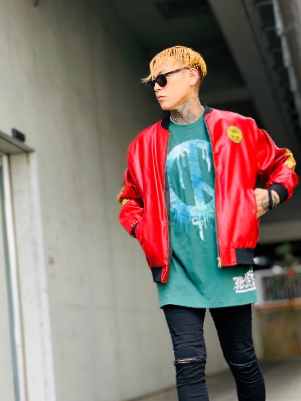 「スタジャン、レザージャケット、スキニーパンツ、オーバーサイズ、ストリート、ストリートMIX、シルバーアクセサリー、ネックレス、ブレスレット、SBG、ラバーソール、秋冬コーデ、ラフ、秋コーデ、革靴」｜「INTS🔫のアイテム（Tシャツ/カットソー、グリーン系）」を使った、TETUさん（メンズ・174cm）の秋コーディネートの5枚目の写真