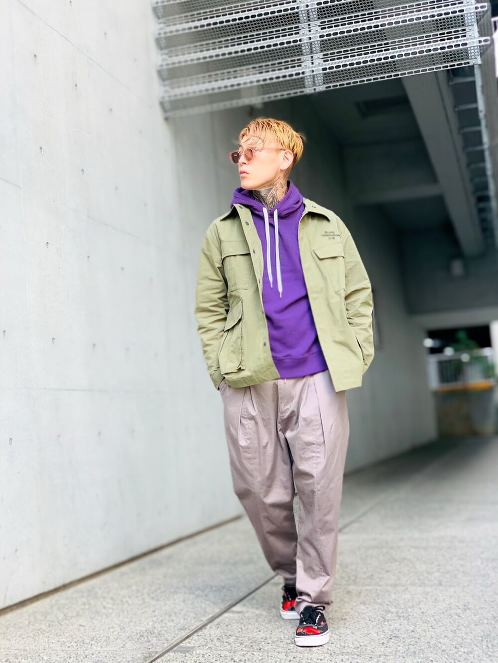 「スニーカー、VANS、ミリタリー、パーカー、カーキ、ミリタリージャケット、パープル、NUMBER (N)INE、オトナカジュアル、シェフパンツ」|「NUMBER (N)INEのRIPSTOP MILITARY JACKET / リップストップ ミリタリージャケット(ミリタリージャケット、グリーン系)」を使った、TETUさん(メンズ・174cm)の秋コーディネートの4枚目の写真