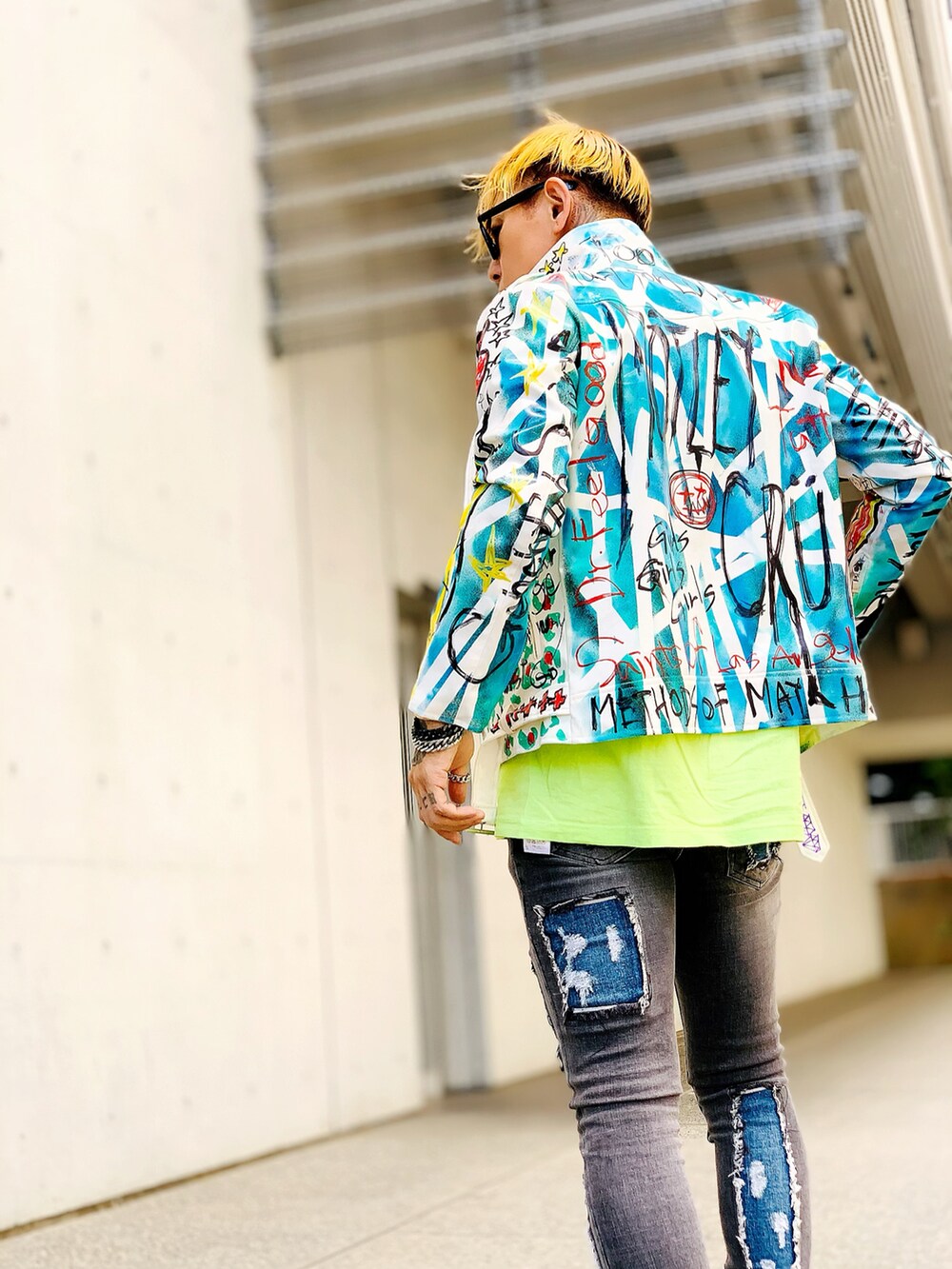 ホワイト系のライダースジャケット、ホワイト系のライダースジャケット、ホワイト系のライダースジャケットを着用したメンズの夏コーディネートの5枚目の写真