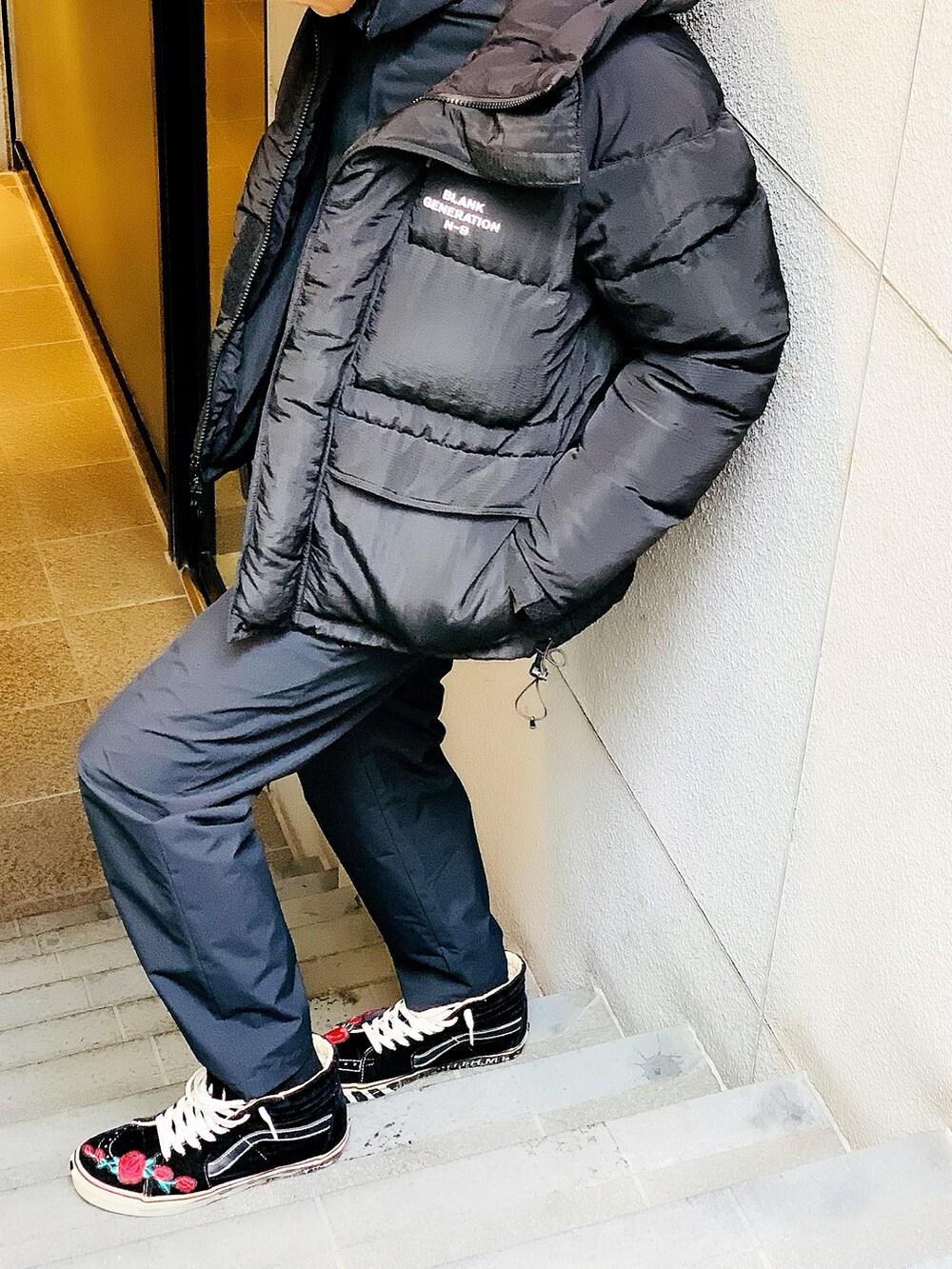 「冬、ダウンジャケット、オールブラック、ロールキャップ、セットアップ、トラックパンツ、トラックジャケット、NUMBER (N)INE、大人カジュアル、ストリートMIX」｜「NUMBER (N)INEのTRACK JACKET / トラックジャケット（ナイロンジャケット、ブラック系）」を使った、TETUさん（メンズ・174cm）の冬コーディネートの2枚目の写真
