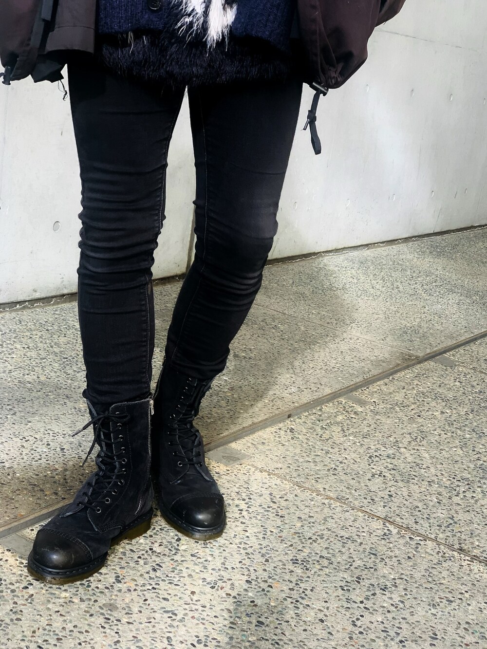 「ミリタリー、ミリタリージャケット、カーディガン、レイヤードスタイル、モヘアニット、Dr.Martens、M65、スキニーパンツ、ストリート、ストリートファッション、ブラックコーデ」｜「Dr. Martensのアイテム（ブーツ、ブラック系）」を使った、TETUさん（メンズ・174cm）の春コーディネートの3枚目の写真