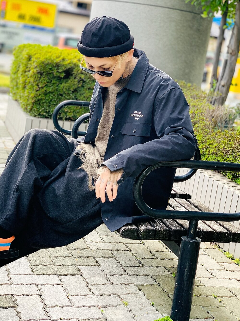 「スニーカー、ニット、VANS、ミリタリー、ストリート、ミリタリージャケット、ワイドパンツ、ミリタリーシャツ、NUMBER (N)INE、ロールキャップ」｜「NUMBER (N)INEの【NUMBER (N)INE】《別注》ウールキッドモヘヤ ダメージニット クルーネックプルオーバー / ボーダーニット（ニット/セーター、グリーン系）」を使った、TETUさん（メンズ・174cm）の秋コーディネートの2枚目の写真
