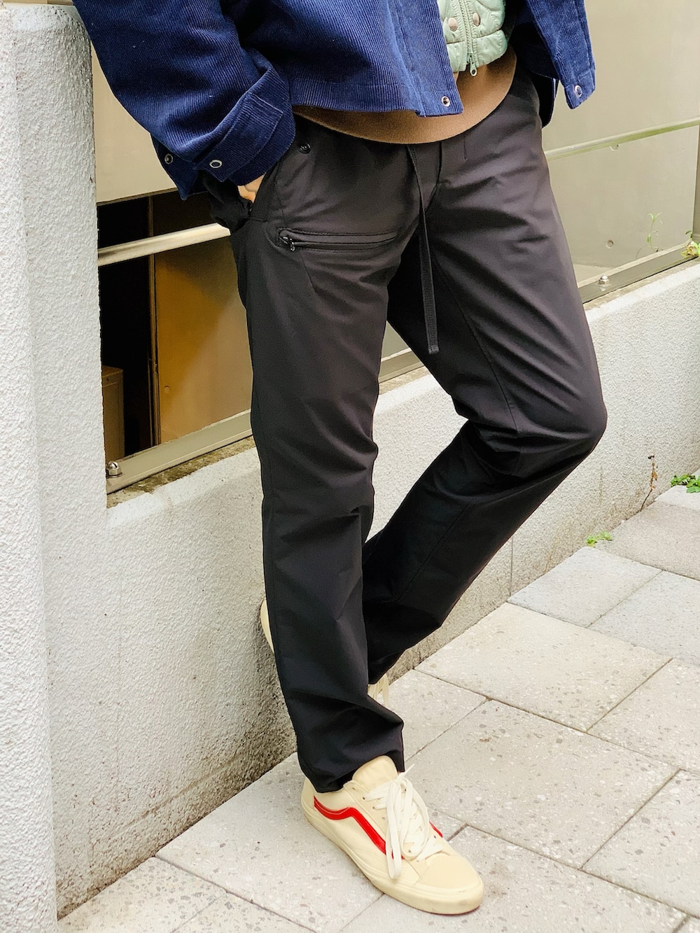 「スニーカー、コーデュロイ、VANS、キャップ、パーカー、秋のコーデ、冬コーデ、インナーダウン、カジュアルコーデ、NUMBER (N)INE」｜「NUMBER (N)INEのOVERSIZED CORDUROY SHIRT JACKET / オーバーサイズコーデュロイシャツジャケット（その他アウター、ブルー系）」を使った、TETUさん（メンズ・174cm）の秋コーディネートの3枚目の写真