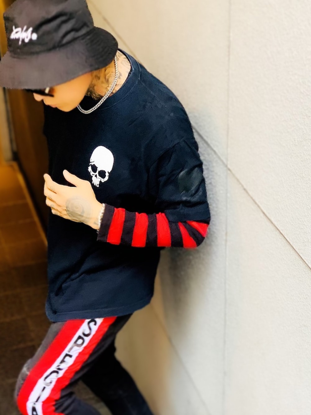 「ストリート、ストリートファッション、ストリートスタイル、ラインパンツ、ブラックデニム、スニーカー、VANS、バケットハット、秋コーデ、レイヤードスタイル、ボーダートップス、SBG、ネックレス、ブレスレット」｜「SBGのSBG CZ喜平ブレスレット（ブレスレット、シルバー系）」を使った、TETUさん（メンズ・174cm）の秋コーディネートの3枚目の写真