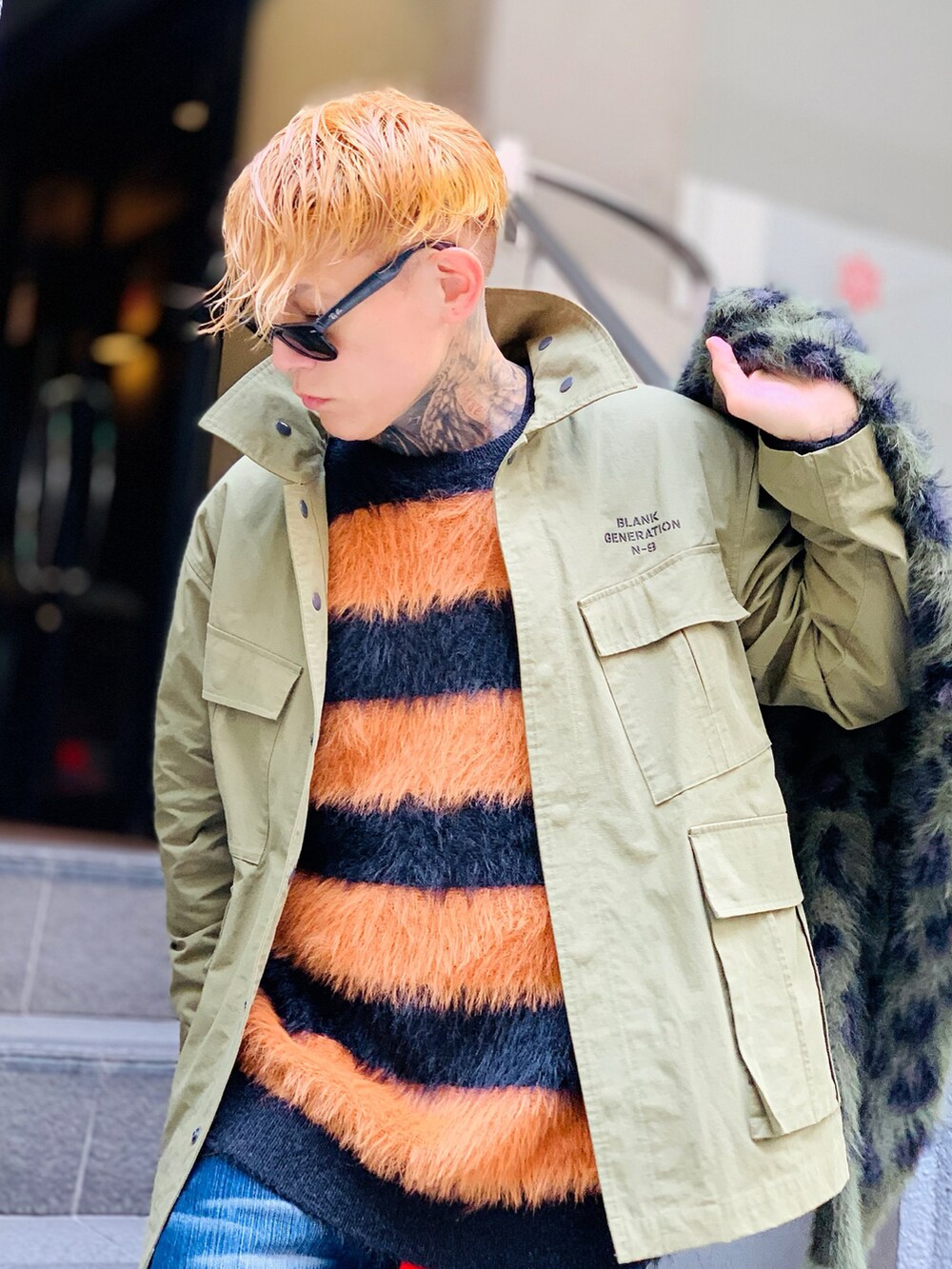 「カーディガン、ミリタリー、レオパード、Dr.Martens、ミリタリージャケット、デニムパンツ、ボーダーニット、大人コーデ、NUMBER (N)INE、フェザーヤーン」|「NUMBER (N)INEのMILITARY SHIRT / ミリタリーシャツ(シャツ/ブラウス、グリーン系)」を使った、TETUさん(メンズ・174cm)の秋コーディネートの2枚目の写真
