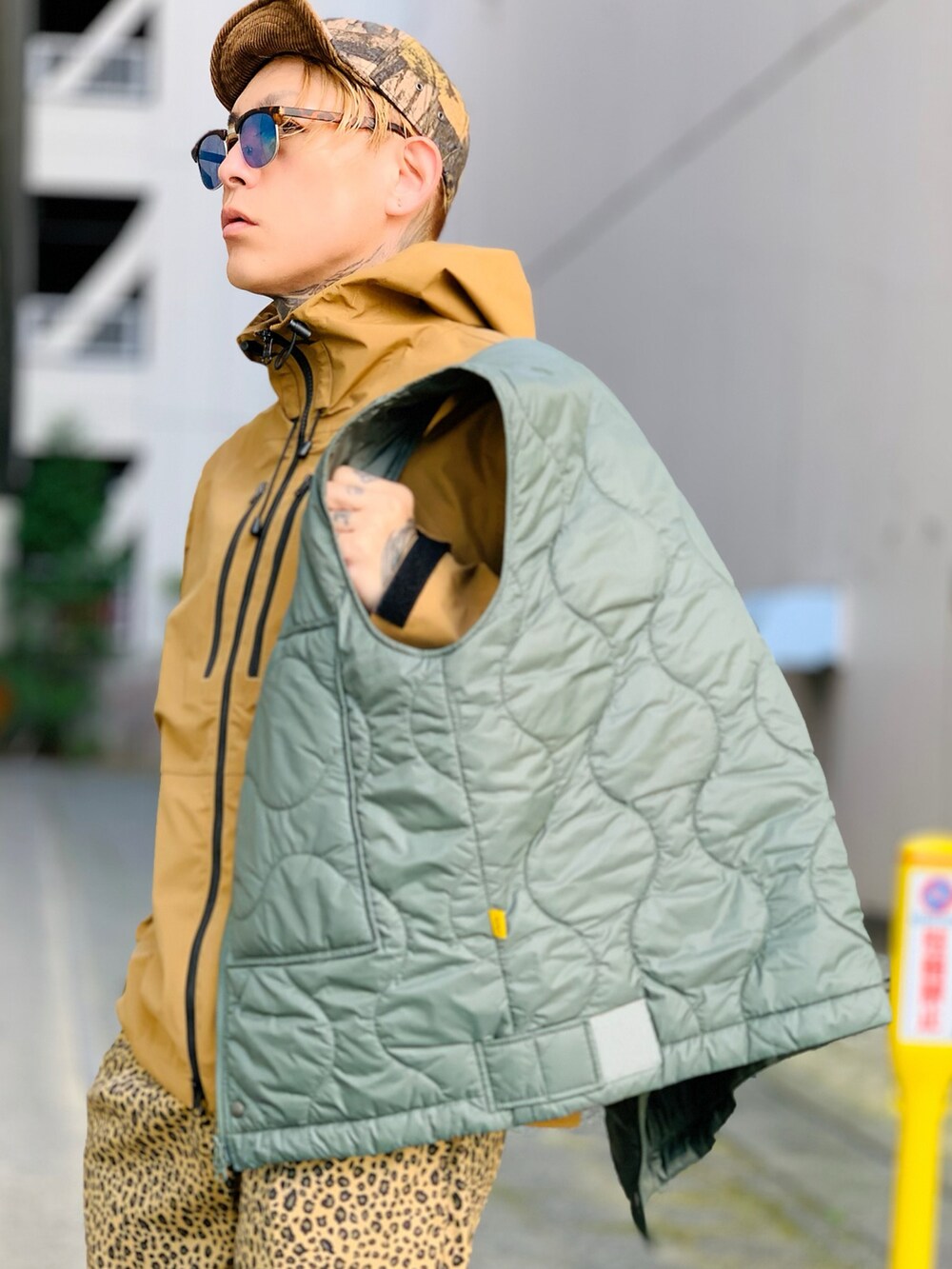 「キャメル、マウンテンパーカー、NUMBER (N)INE、インナーダウン、ベージュ、ベージュコーデ、レオパード柄、シェフパンツ、FREAK’Ｓ STORE、カモフラ」｜「NUMBER (N)INEのMOUNTAIN PARKA / マウンテンパーカー（マウンテンパーカー、ブラウン系）」を使った、TETUさん（メンズ・174cm）の冬コーディネートの3枚目の写真