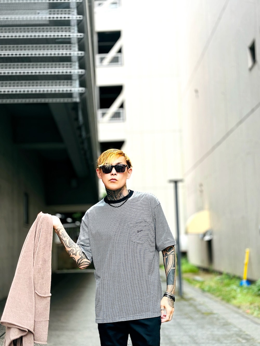 ブラック系のTシャツ/カットソー、ベージュ系のカーディガン/ボレロ、ブラック系のデニムパンツを着用したメンズの秋コーディネートの3枚目の写真