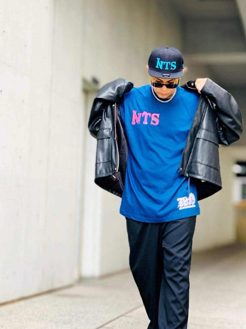 「秋服コーデ、キャップ、秋、ストリート、ワイドパンツ、ビックシルエット、レザージャケット、シルバーアクセサリー、SBG、ネックレス」｜「SBGのSBG ターラント小麦チェーンネックレス（ネックレス、シルバー系）」を使った、TETUさん（メンズ・174cm）の秋コーディネートの2枚目の写真