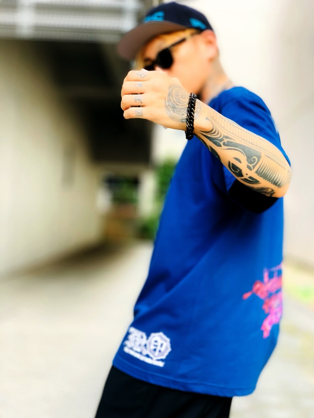 「ストリート、キャップ、オーバーサイズ、Tシャツ、シルバーアクセサリー、ネックレス、ブレスレット、秋、ビックシルエット、ミリタリー」｜「SBGのSBG 喜平チェーンブレスレット（ブレスレット、ブラック系）」を使った、TETUさん（メンズ・174cm）の秋コーディネートの5枚目の写真