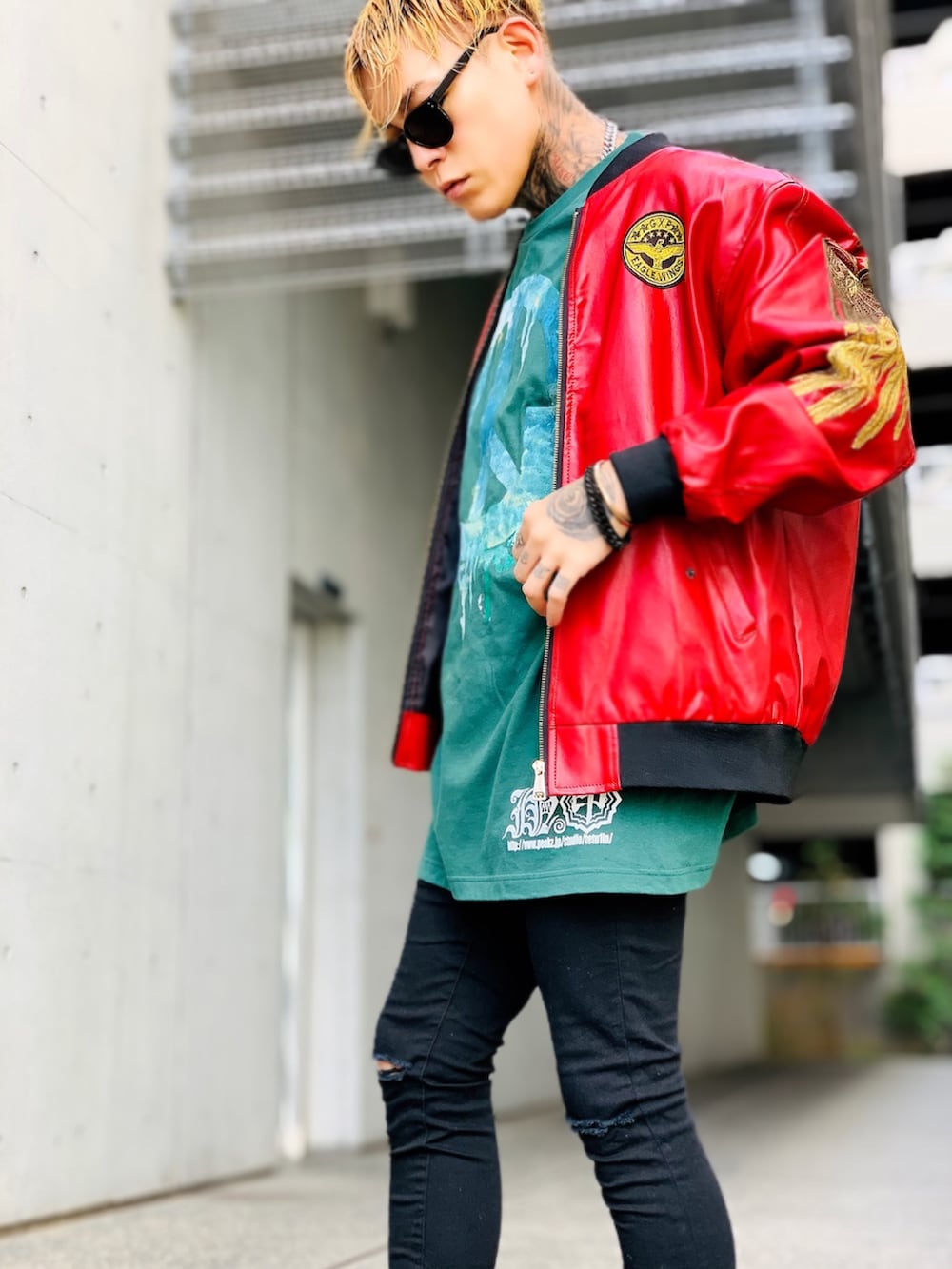 「スタジャン、レザージャケット、スキニーパンツ、オーバーサイズ、ストリート、ストリートMIX、シルバーアクセサリー、ネックレス、ブレスレット、SBG、ラバーソール、秋冬コーデ、ラフ、秋コーデ、革靴」｜「INTS🔫のアイテム（Tシャツ/カットソー、グリーン系）」を使った、TETUさん（メンズ・174cm）の秋コーディネートの2枚目の写真