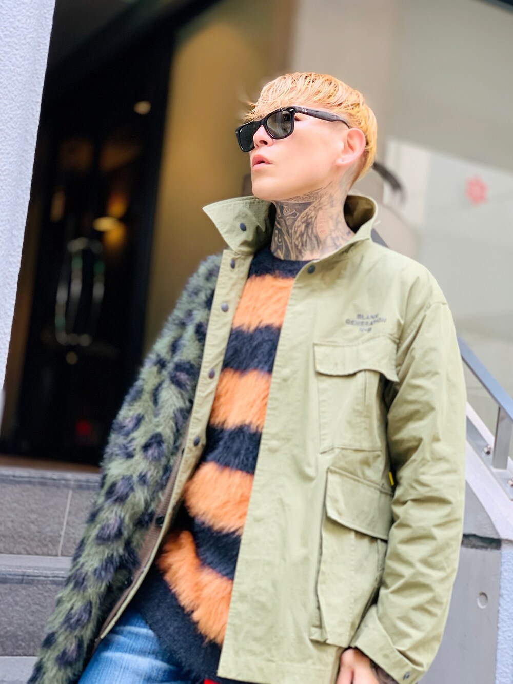 「カーディガン、ミリタリー、ブーツ、レオパード、ストリート、Dr.Martens、ミリタリージャケット、デニムパンツ、ray ban、NUMBER (N)INE」｜「NUMBER (N)INEのMILITARY SHIRT / ミリタリーシャツ（シャツ/ブラウス、グリーン系）」を使った、TETUさん（メンズ・174cm）の秋コーディネートの4枚目の写真