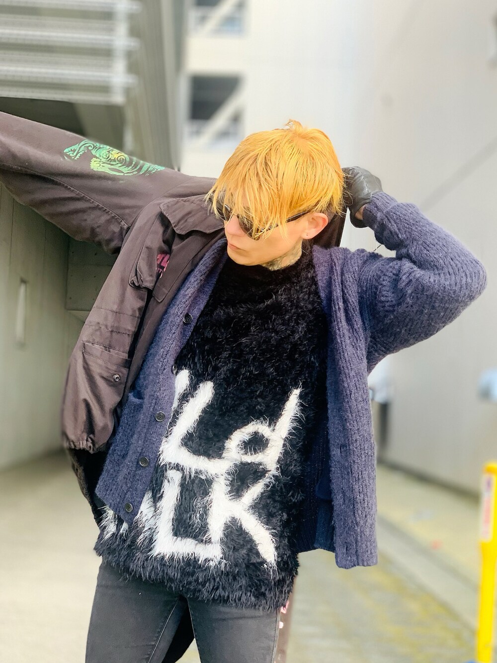 「M65、ミリタリー、ミリタリージャケット、ストリート、ストリートファッション、カーディガン、NUMBER (N)INE、モヘアニット、秋冬コーデ、バックプリント、バックスタイル」｜「M65 made in usaのアイテム（ミリタリージャケット、ブラック系）」を使った、TETUさん（メンズ・174cm）の春コーディネートの3枚目の写真