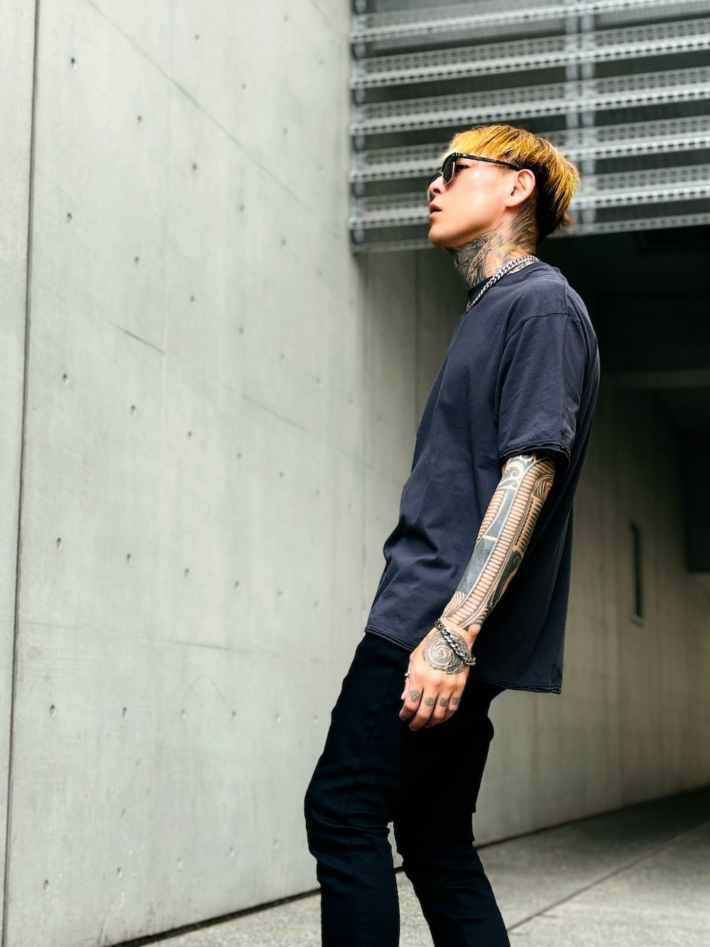 「デニム、キレイめ、シルバーアクセサリー、NUMBER (N)INE、SBG、ストリートコーデ、シンプルスタイル、オールブラック、スニーカーコーデ、コンバース、スキニーデニム、ブラックデニム、おでかけコーデ、メンズファッション、秋のコーデ」|「NUMBER (N)INEのHIGH GAUGE COTTON CREWNECK T-SHIRT(Tシャツ/カットソー、グレー系)」を使った、TETUさん(メンズ・174cm)の秋コーディネートの4枚目の写真