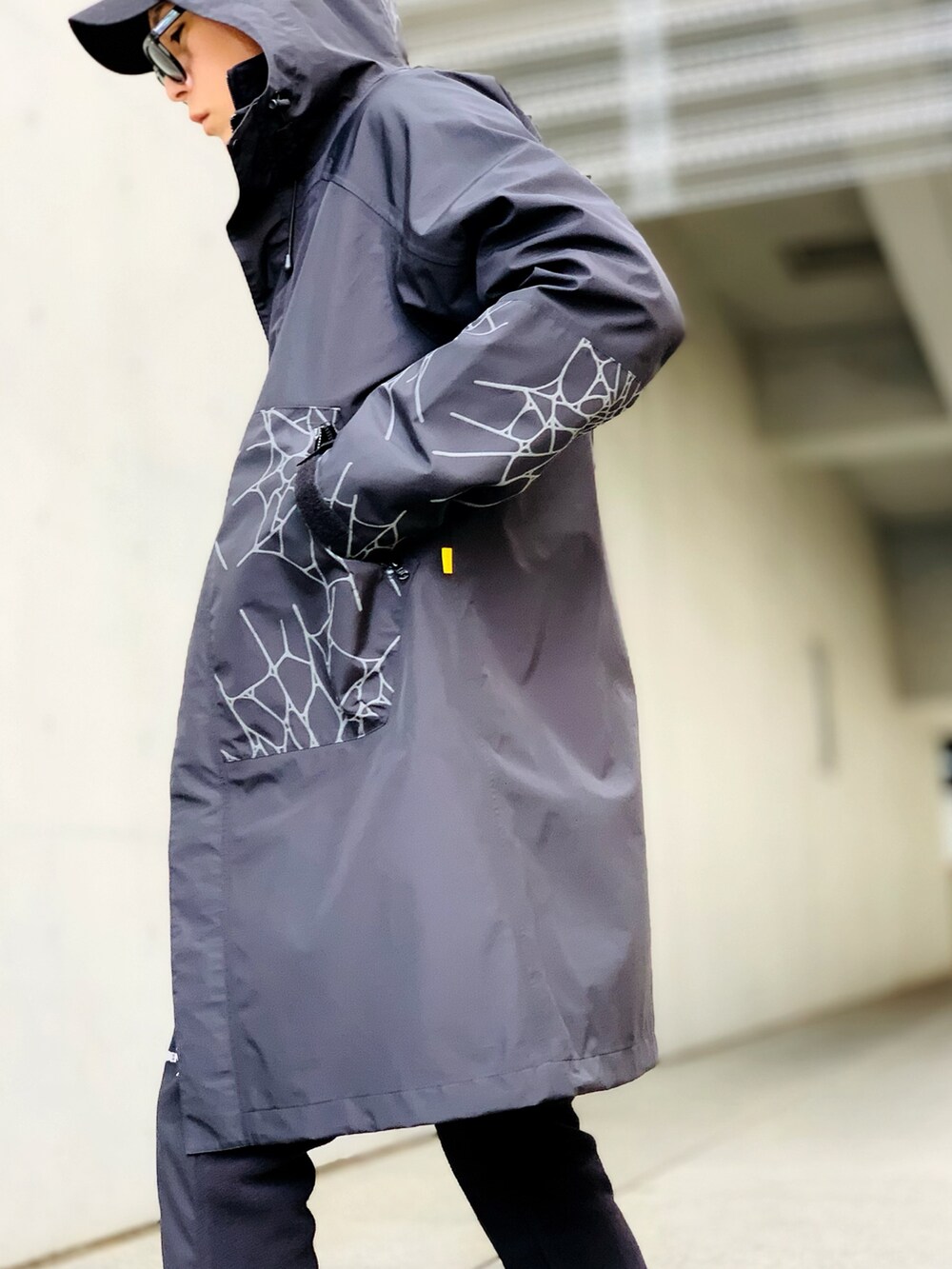「ビッグシルエット、マウンテンパーカー、ブラック、ブラックコーデ、ストリート、冬コーデ、オーバーサイズ、フリースパンツ、フリースジャケット、冬アウター」｜「NUMBER (N)INEのFLEECE JERSEY  BLOUSON  / フリースジャージ ブルゾン（ジャージ、ブラック系）」を使った、TETUさん（メンズ・174cm）の冬コーディネートの3枚目の写真