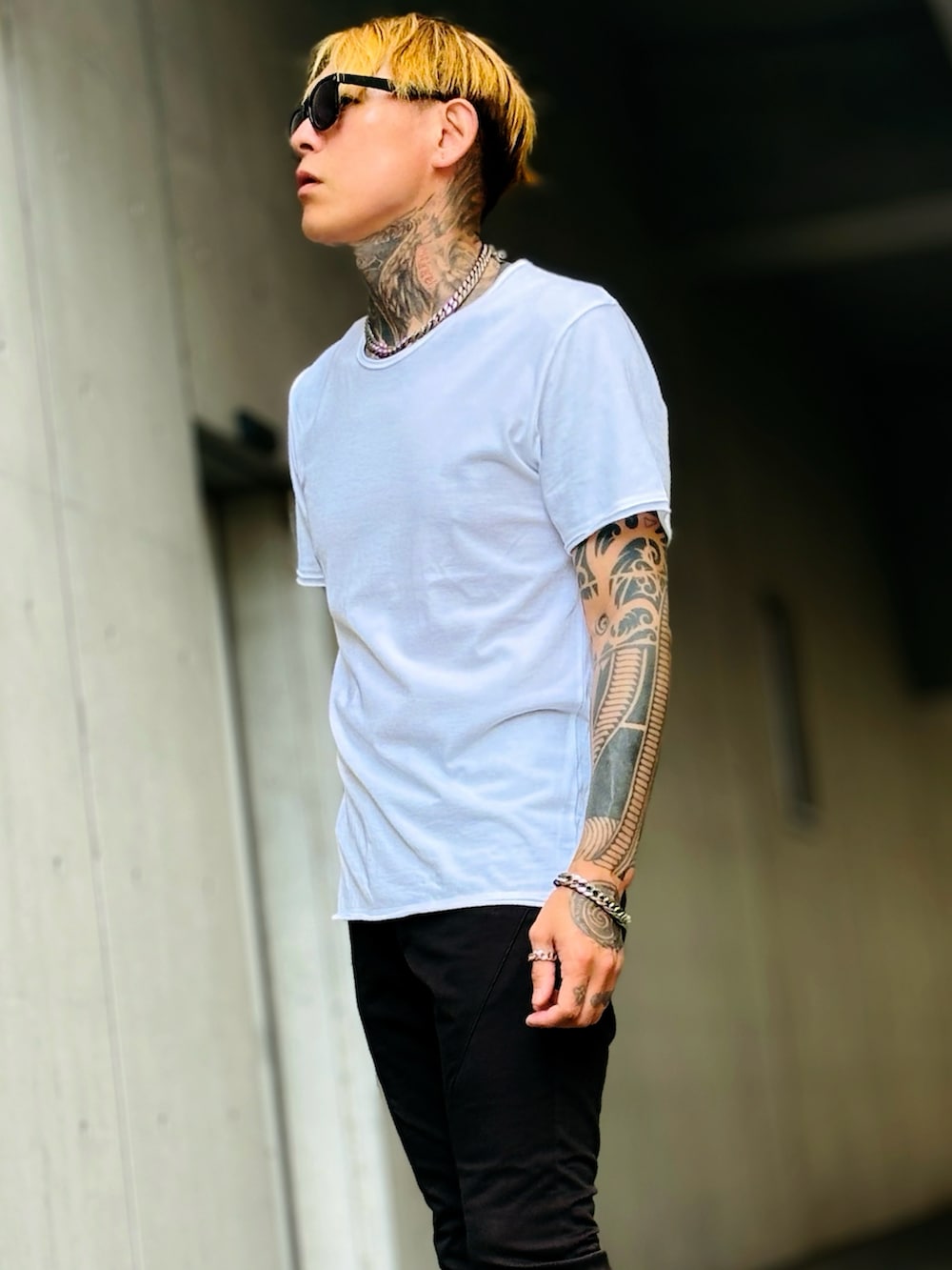 「レイヤードスタイル、夏コーデ、夏だ！Tシャツ着よう！、メッシュ、メッシュニット、透け感、NUMBER (N)INE、スニーカー、adidas spezial、キレイめ、休日スタイル、ブラックデニム、シンプルコーデ、スニーカーコーデ、サングラス」｜「NUMBER (N)INEのアイテム（デニムパンツ、グレー系）」を使った、TETUさん（メンズ・174cm）の夏コーディネートの3枚目の写真
