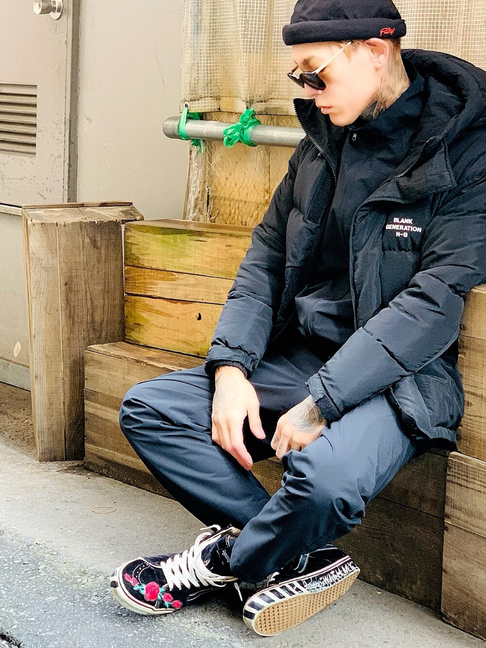 「冬、大人カジュアル、ダウンジャケット、トラックジャケット、トラックパンツ、スニーカー、VANS、セットアップ、NUMBER (N)INE、オールブラック」｜「NUMBER (N)INEのREVERSIBLE DOWN JACKET / リバーシブル ダウンジャケット（ダウンジャケット/コート、ブラック系）」を使った、TETUさん（メンズ・174cm）の冬コーディネートの3枚目の写真