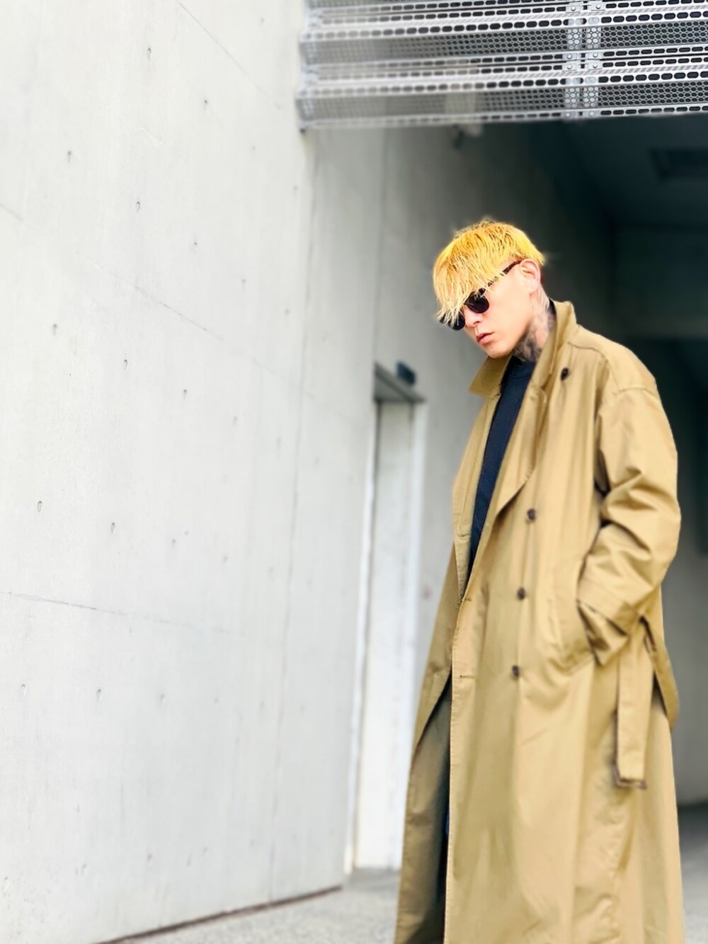 「春、大人コーデ、スプリングコート、春コーデ、ADMIX、admixjapan、アドミックス、オーバーサイズ、ビッグシルエット、スキニーデニム、スニーカー、コンバース、converse、シンプルコーデ、シンプル」｜「ADMIX/ATELIER SAB MENのコットンツイル ／ オーバーサイズ マキシ丈 ロング トレンチコート スプリングコート（トレンチコート、グリーン系）」を使った、TETUさん（メンズ・174cm）の冬コーディネートの2枚目の写真