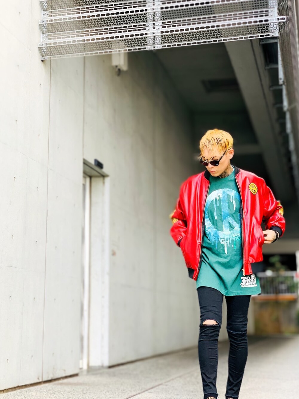 「スタジャン、レザージャケット、スキニーパンツ、オーバーサイズ、ストリート、ストリートMIX、シルバーアクセサリー、ネックレス、ブレスレット、SBG、ラバーソール、秋冬コーデ、ラフ、秋コーデ、革靴」｜「INTS🔫のアイテム（Tシャツ/カットソー、グリーン系）」を使った、TETUさん（メンズ・174cm）の秋コーディネートの3枚目の写真