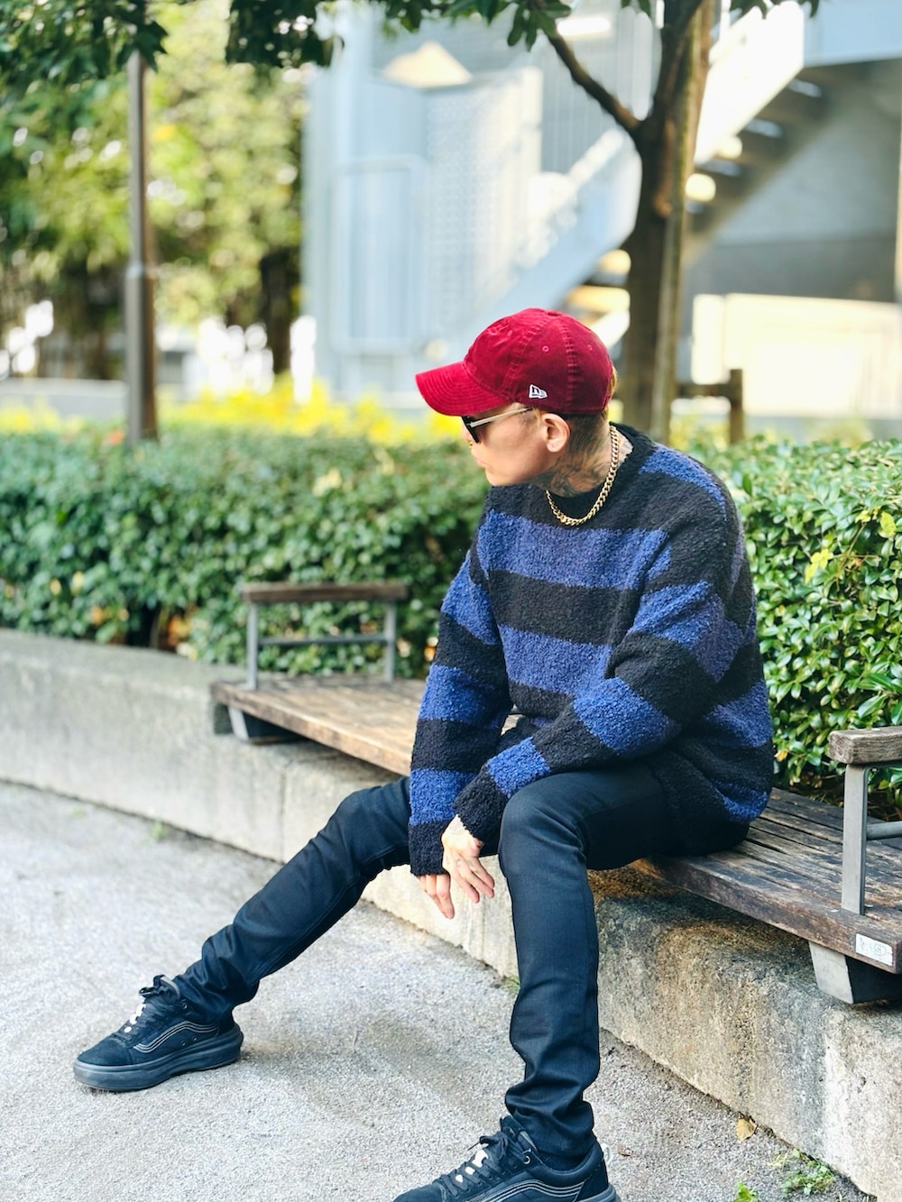 「最近のいい感じコーデ、冬アウター、カジュアルコーデ、ゆるコーデ、大人コーデ、シンプルスタイル、ストリートコーデ、オーバーサイズ、スニーカー、VANS、NUMBER (N)INE、ブラックデニム、ニット、ボーダートップス、サングラス」｜「NUMBER (N)INEのTAPERED SKINNY RIGID DENIM JEANS / テーパード スキニー リジッド デニムパンツ（デニムパンツ、ブラック系）」を使った、TETUさん（メンズ・174cm）の秋コーディネートの2枚目の写真