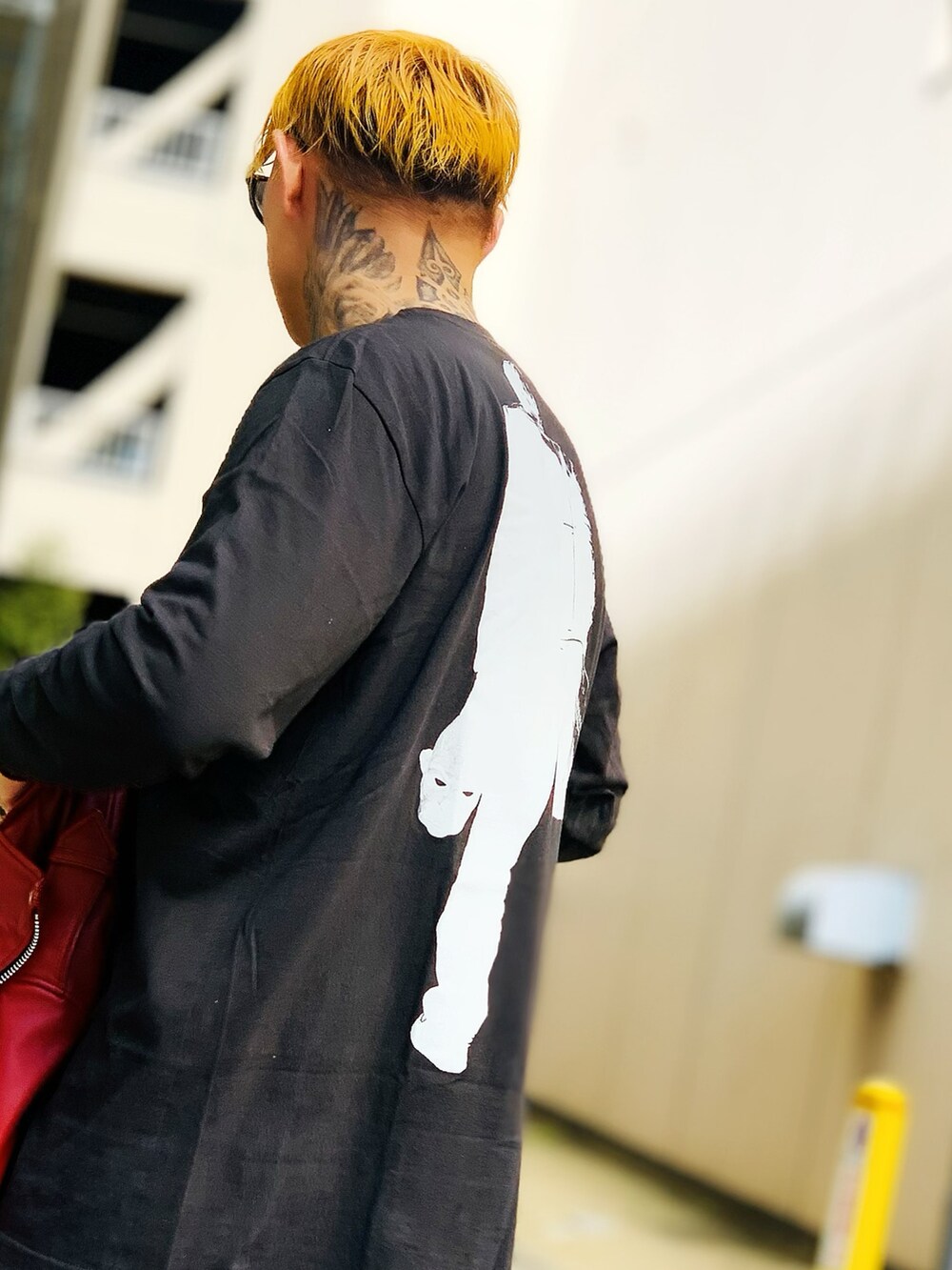 「ビックシルエット、ストリート、ライダース、ロンT、オーバーサイズ、デニム、デニムパンツ、ライダースジャケット、ストリートコーデ、はじめましてコーデ、ストリートファッション」｜「BIASの【BIAS】《別注》BACK VIEW クルーネック ロンT（Tシャツ/カットソー、ブラック系）」を使った、TETUさん（メンズ・174cm）の春コーディネートの2枚目の写真