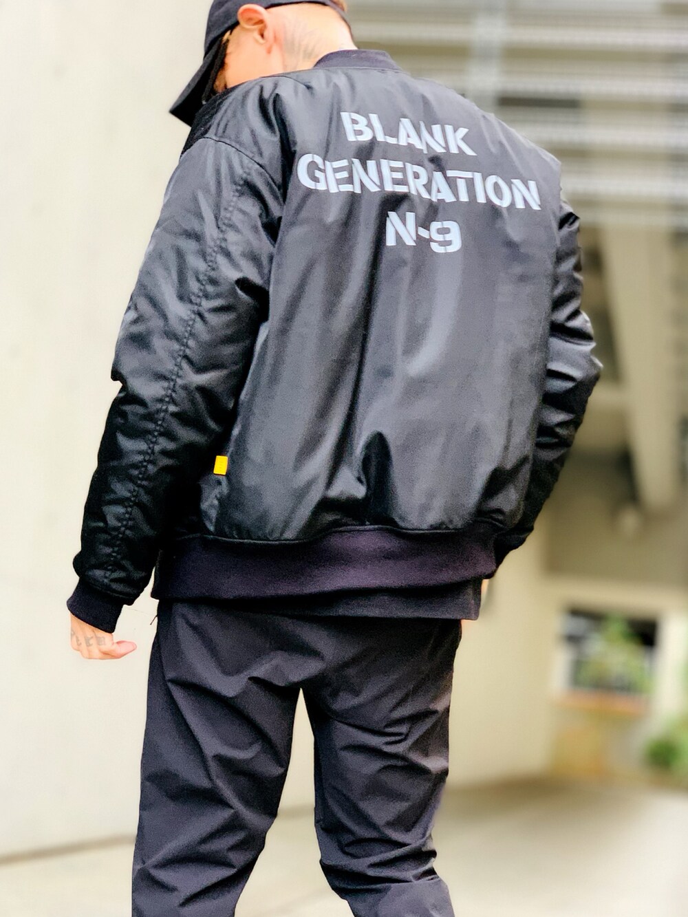 「シンプル、NIKE、ブラック、MA-1、ブラックコーデ、ストリート、オールブラック、大人コーデ、NUMBER (N)INE、韓国ファッション」|「NUMBER (N)INEのPRINTED ASYMMETRIC POCKET MA-1 / アシンメトリックポケット MA-1 (プリント)(ミリタリージャケット、ブラック系)」を使った、TETUさん(メンズ・174cm)の秋コーディネートの2枚目の写真