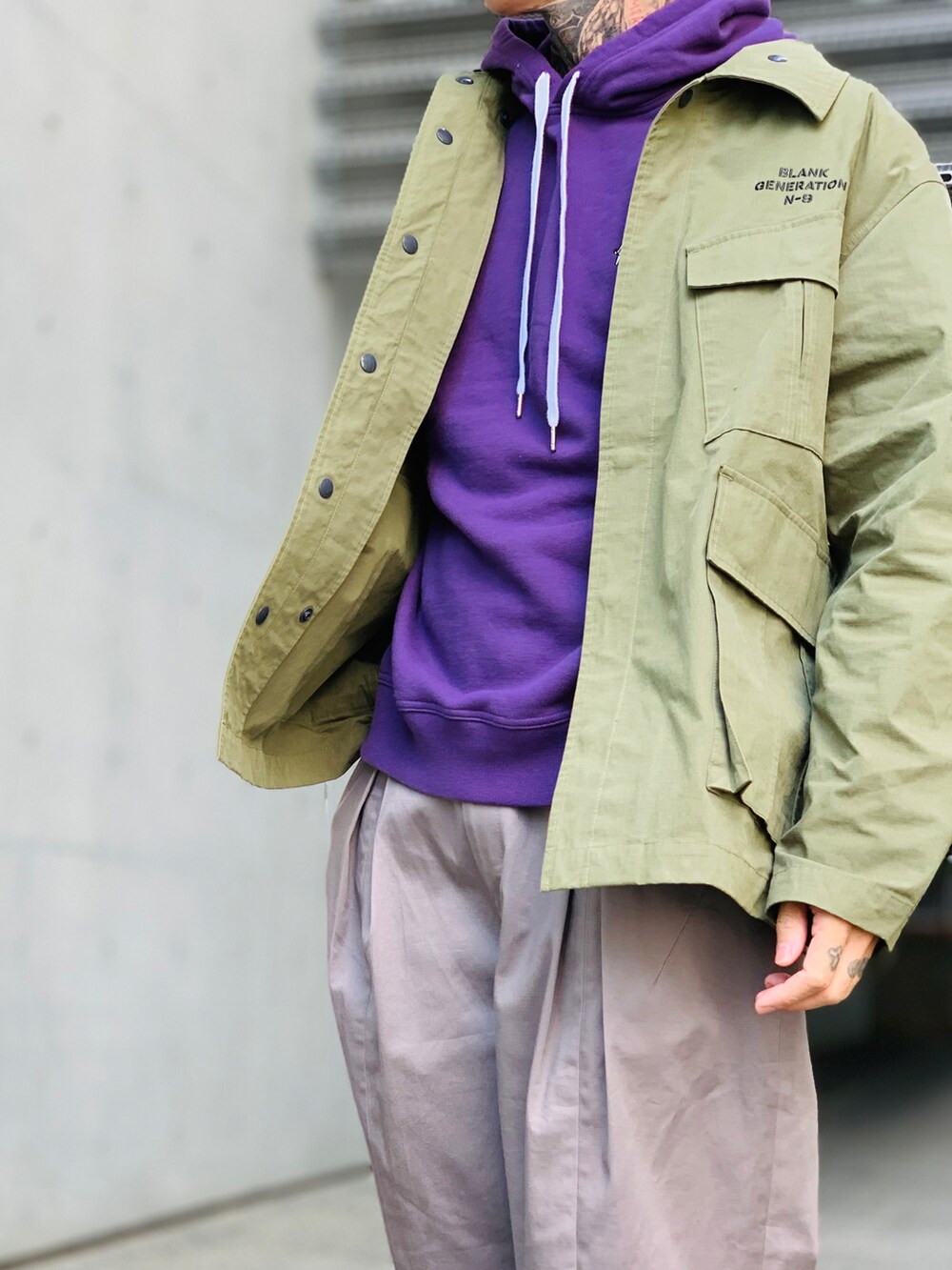 「スニーカー、VANS、ミリタリー、パーカー、カーキ、ミリタリージャケット、パープル、NUMBER (N)INE、オトナカジュアル、シェフパンツ」|「NUMBER (N)INEのRIPSTOP MILITARY JACKET / リップストップ ミリタリージャケット(ミリタリージャケット、グリーン系)」を使った、TETUさん(メンズ・174cm)の秋コーディネートの2枚目の写真