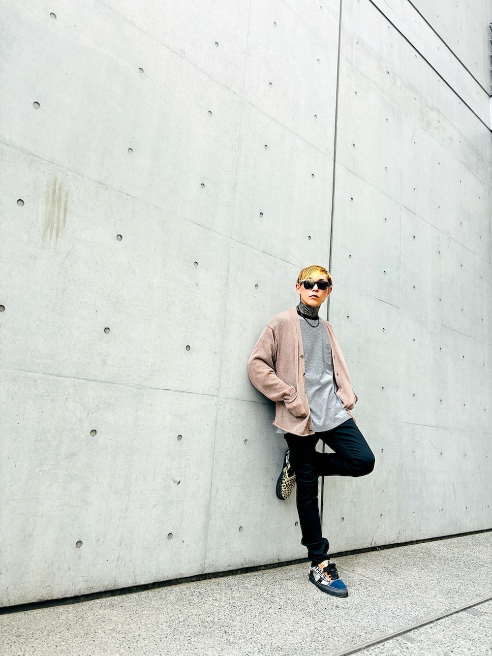 ブラック系のTシャツ/カットソー、ベージュ系のカーディガン/ボレロ、ブラック系のデニムパンツを着用したメンズの秋コーディネートの2枚目の写真