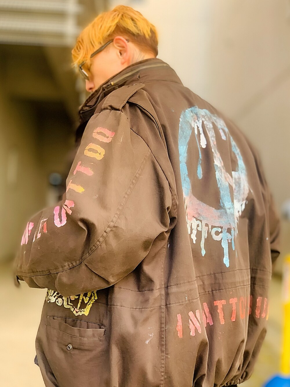 「ミリタリー、ミリタリージャケット、カーディガン、レイヤードスタイル、モヘアニット、Dr.Martens、M65、スキニーパンツ、ストリート、ストリートファッション、ブラックコーデ」｜「Dr. Martensのアイテム（ブーツ、ブラック系）」を使った、TETUさん（メンズ・174cm）の春コーディネートの4枚目の写真