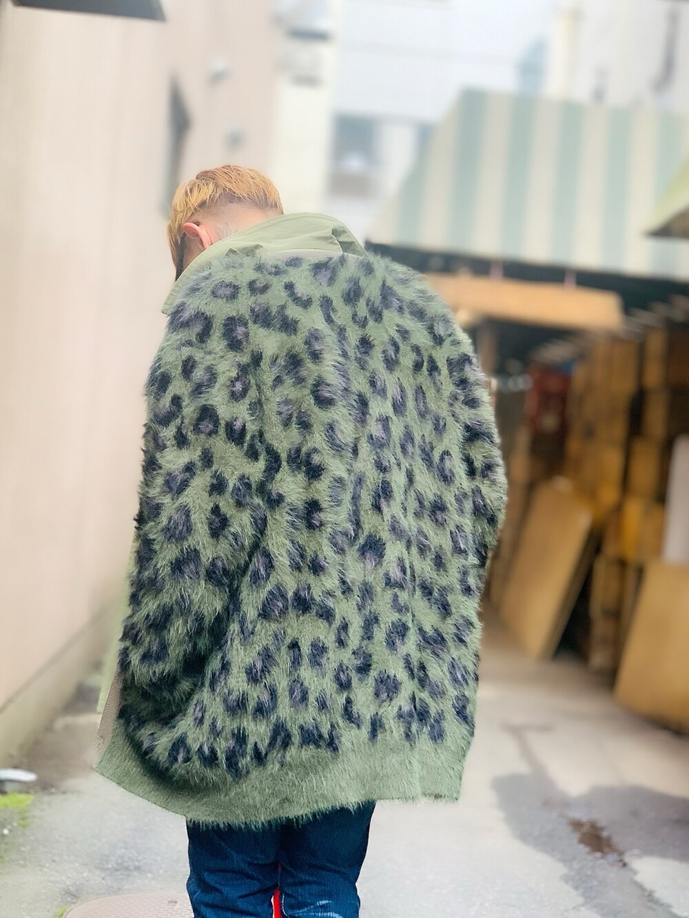 「カーディガン、ミリタリー、ブーツ、レオパード、ストリート、Dr.Martens、ミリタリージャケット、デニムパンツ、ray ban、NUMBER (N)INE」｜「NUMBER (N)INEのMILITARY SHIRT / ミリタリーシャツ（シャツ/ブラウス、グリーン系）」を使った、TETUさん（メンズ・174cm）の秋コーディネートの3枚目の写真