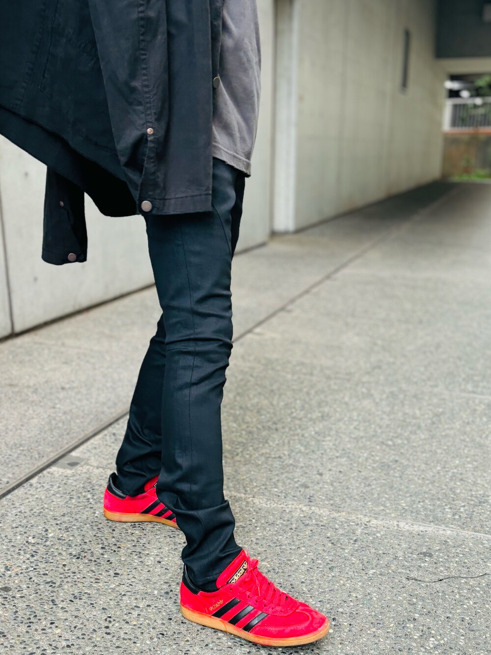 ブラック系のデニムパンツ、ブラック系のカバーオール、グレー系のTシャツ/カットソーを着用したメンズの秋コーディネートの5枚目の写真