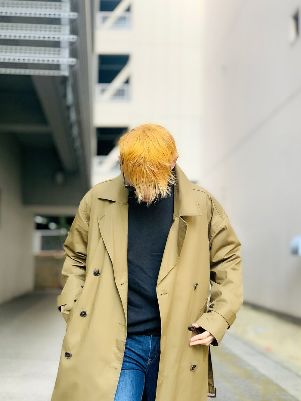 「春、スプリングコート、ADMIX、admixjapan、トレンチコート、アドミックス、オーバーサイズ、ビッグシルエット、春コーデ、ロングトレンチコート」｜「ADMIX/ATELIER SAB MENのコットンツイル ／ オーバーサイズ マキシ丈 ロング トレンチコート スプリングコート（トレンチコート、グリーン系）」を使った、TETUさん（メンズ・174cm）の冬コーディネートの4枚目の写真