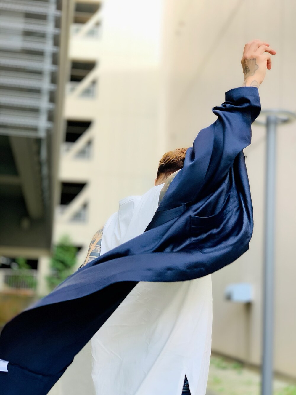 「シンプルコーデ、オトナカジュアル、秋服、秋コーデ、ジャケット、テーラードジャケット、NUMBER (N)INE、ラフ、タンクトップ、ノースリーブ、オーバーサイズ、ネックレス、ネイビー、ブレスレット、SBG」｜「SBGのSBG 金属アレルギー対応 ステンレス喜平チェーンネックレス（ネックレス、ブラック系）」を使った、TETUさん（メンズ・174cm）の秋コーディネートの5枚目の写真