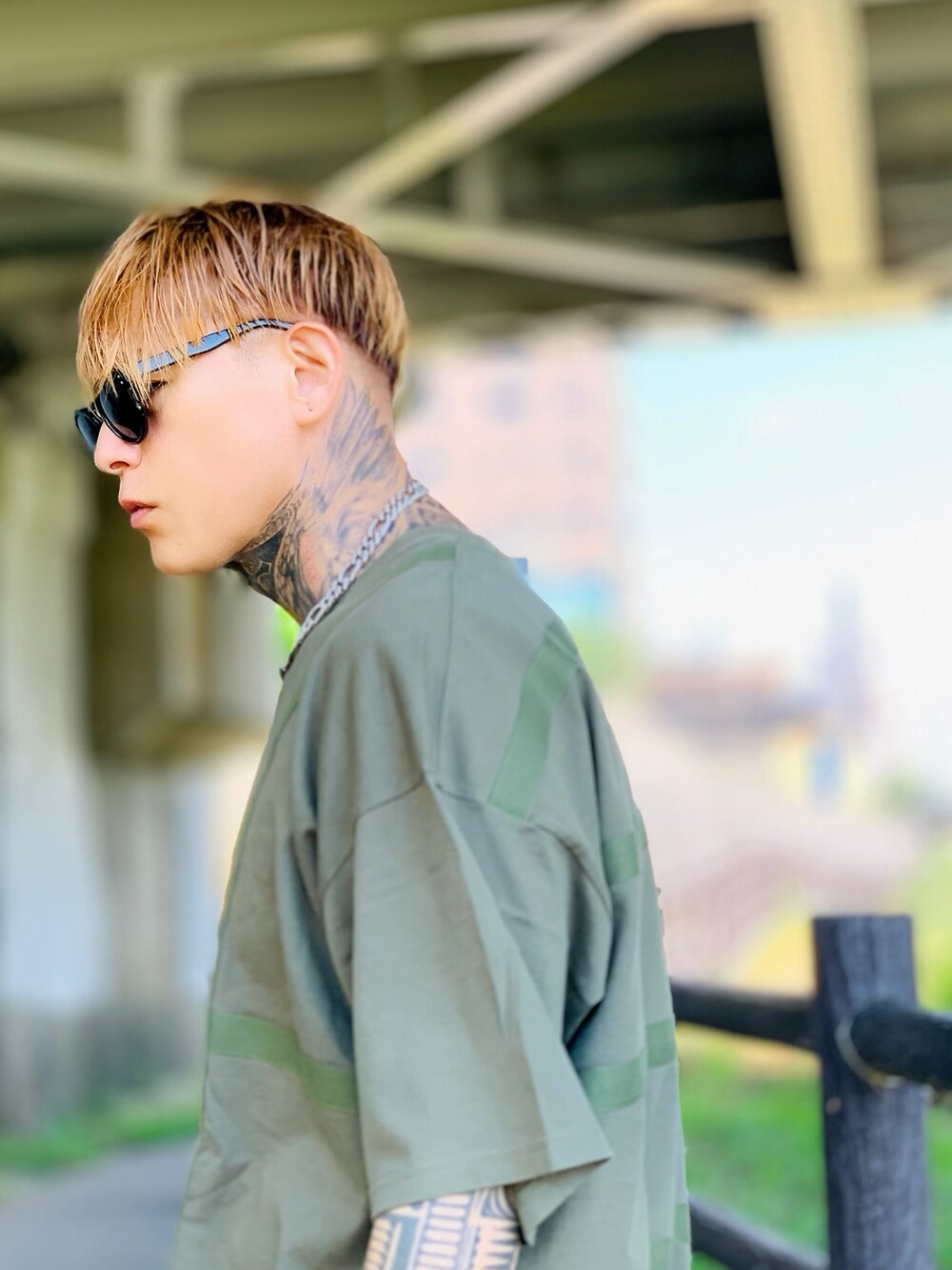 「SBG、ネックレス、シルバーアクセサリー、サングラス、ストリート、初夏コーデ、夏、大人コーデ、おしゃれさんと繋がりたい、シンプル、アンバサダー、オーバーサイズ、Tシャツ」｜「SBGのSBG CZキューバンチェーンネックレス（ネックレス、シルバー系）」を使った、TETUさん（メンズ・174cm）の夏コーディネートの3枚目の写真