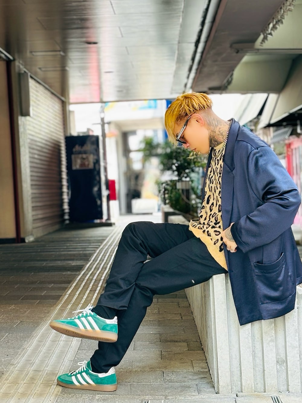 「春コーデ、オトナカジュアル、シンプル、ストリートコーデ、シンプルスタイル、きれいめカジュアル、adidas spezial、サマーニット、ジャケット、レオパード、スニーカー、シルバーアクセサリー、NUMBER (N)INE、春アウター、ビッグシルエット」|「adidasのアイテム(スニーカー、グリーン系)」を使った、TETUさん(メンズ・174cm)の春コーディネートの4枚目の写真