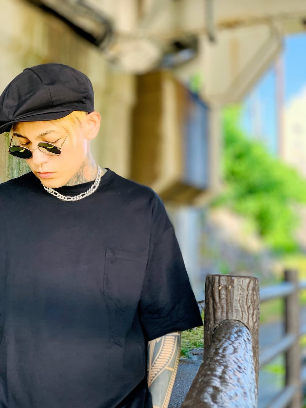 「大人コーデ、ブラック、シルバーアクセサリー、ネックレス、SBG、ポケットＴシャツ、ポケT、丸サングラス、キャスケット、オトナカジュアル、ストリート、きれいめカジュアル、tattoo、タトゥー、Ｔシャツ」｜「SBGのSBG CZキューバンチェーンネックレス（ネックレス、シルバー系）」を使った、TETUさん（メンズ・174cm）の春コーディネートの2枚目の写真