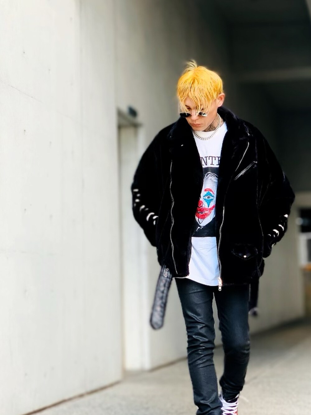 「スニーカーコーデ、コンバース、ライダース、ライダースジャケット、BACKSTAGE PASS、春コーデ、デニム、デニムパンツ、Diesel、converse、ロンT、SBG、オーバーサイズ、ビッグシルエット」｜「BACKSTAGE PASSのアイテム（ライダースジャケット、ブラック系）」を使った、TETUさん（メンズ・174cm）の春コーディネートの3枚目の写真