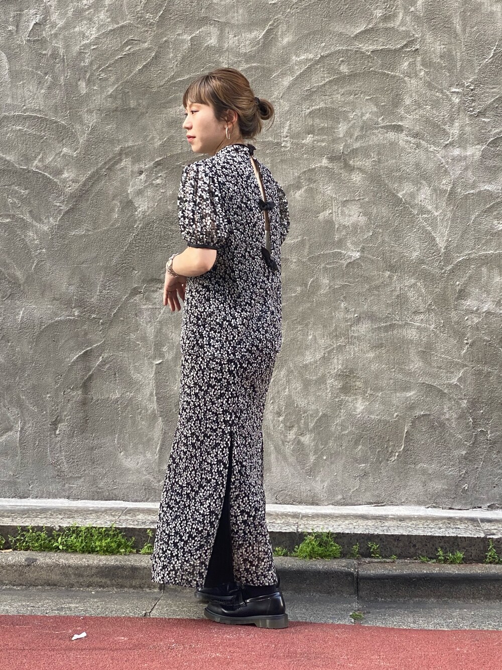 ブラック系のシャツ/ブラウスを着用したレディースの春コーディネートの2枚目の写真