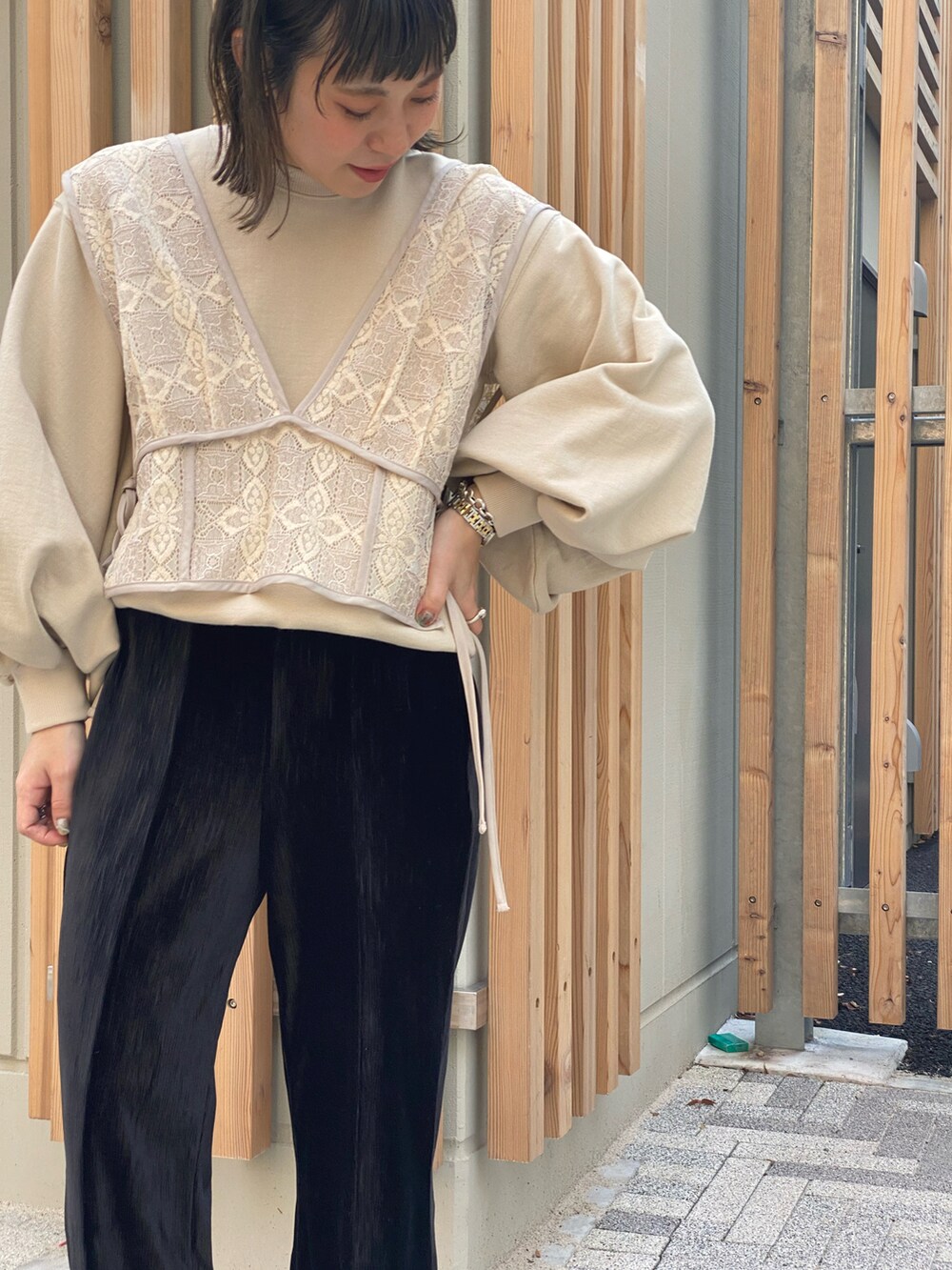 ベージュ系のトップス、ブラック系のその他パンツを着用したレディースの冬コーディネートの2枚目の写真