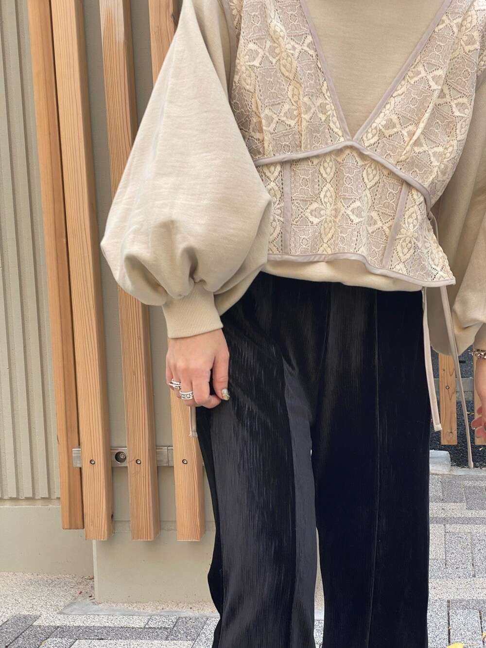 ベージュ系のトップス、ブラック系のその他パンツを着用したレディースの冬コーディネートの3枚目の写真