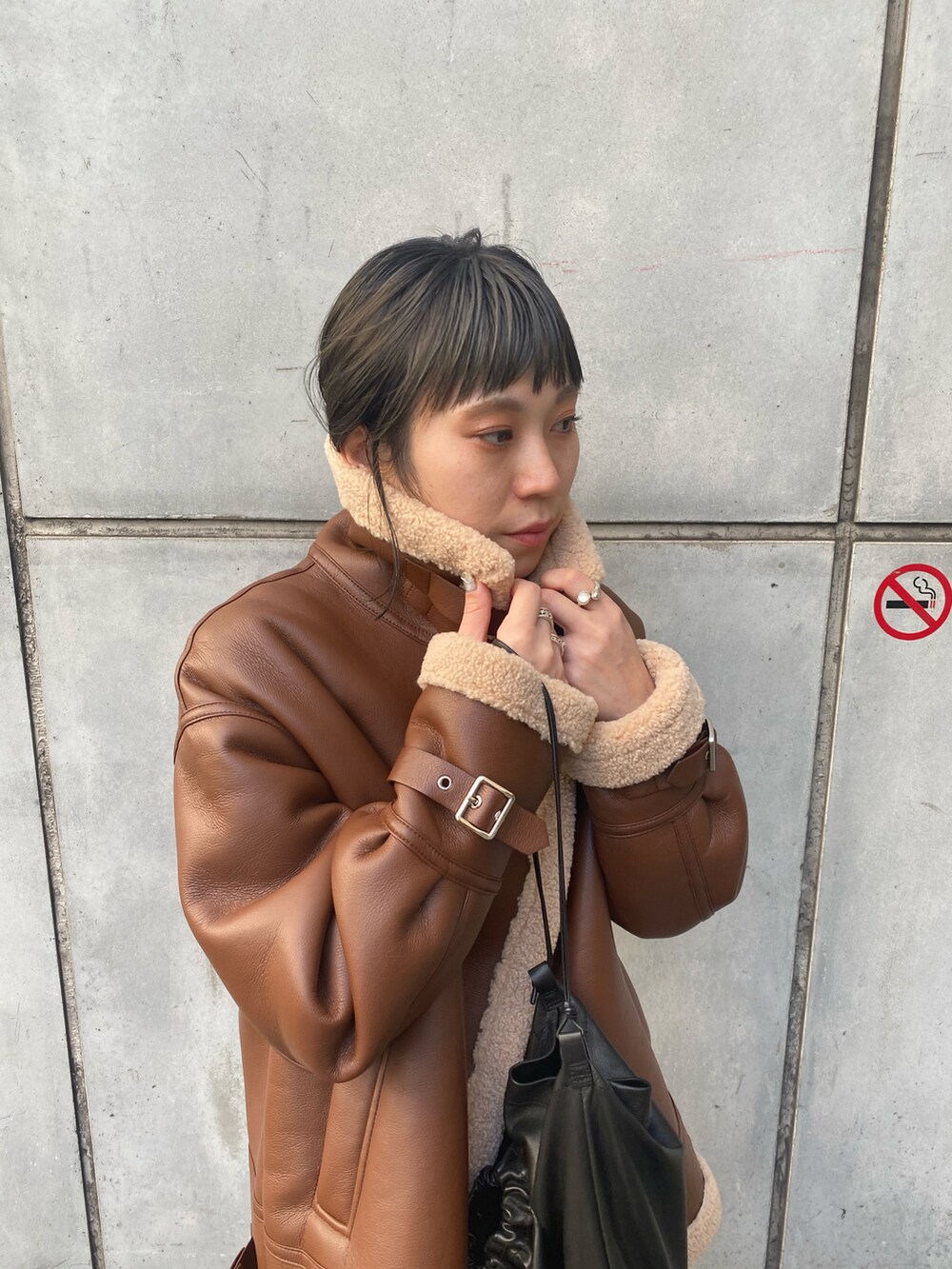 ブラウン系のミリタリージャケットを着用したレディースの冬コーディネートの2枚目の写真