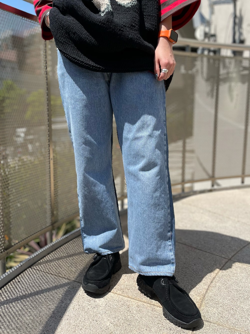 ブラック系のモカシン/デッキシューズ、ブラック系のベストを着用したレディースの春コーディネートの3枚目の写真