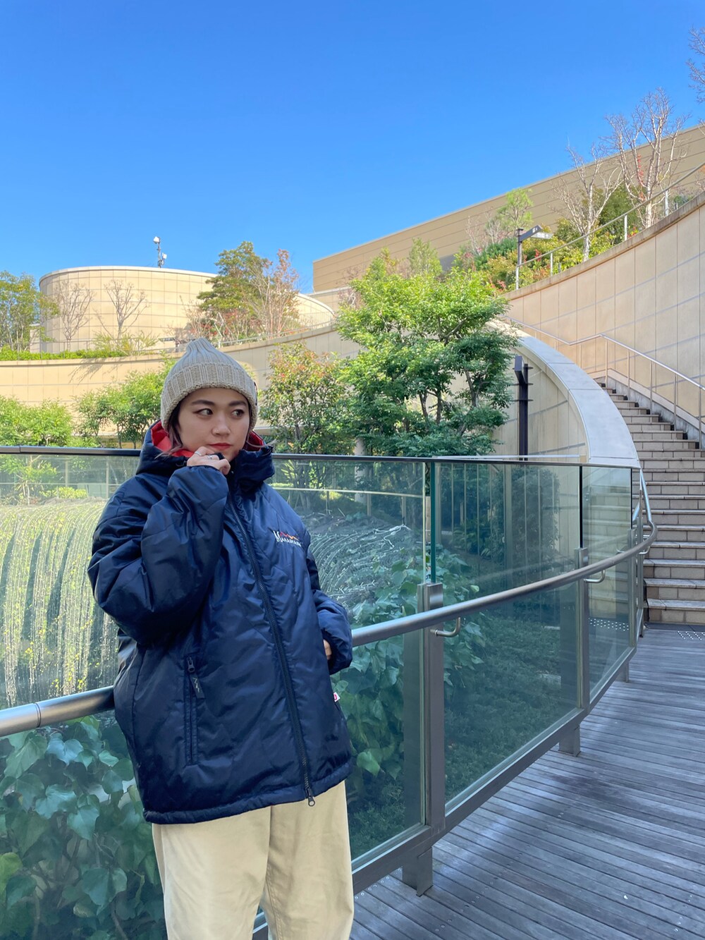 ブルー系のダウンジャケット/コート、ブルー系のダウンジャケット/コート、ベージュ系のその他パンツを着用したレディースの冬コーディネートの2枚目の写真