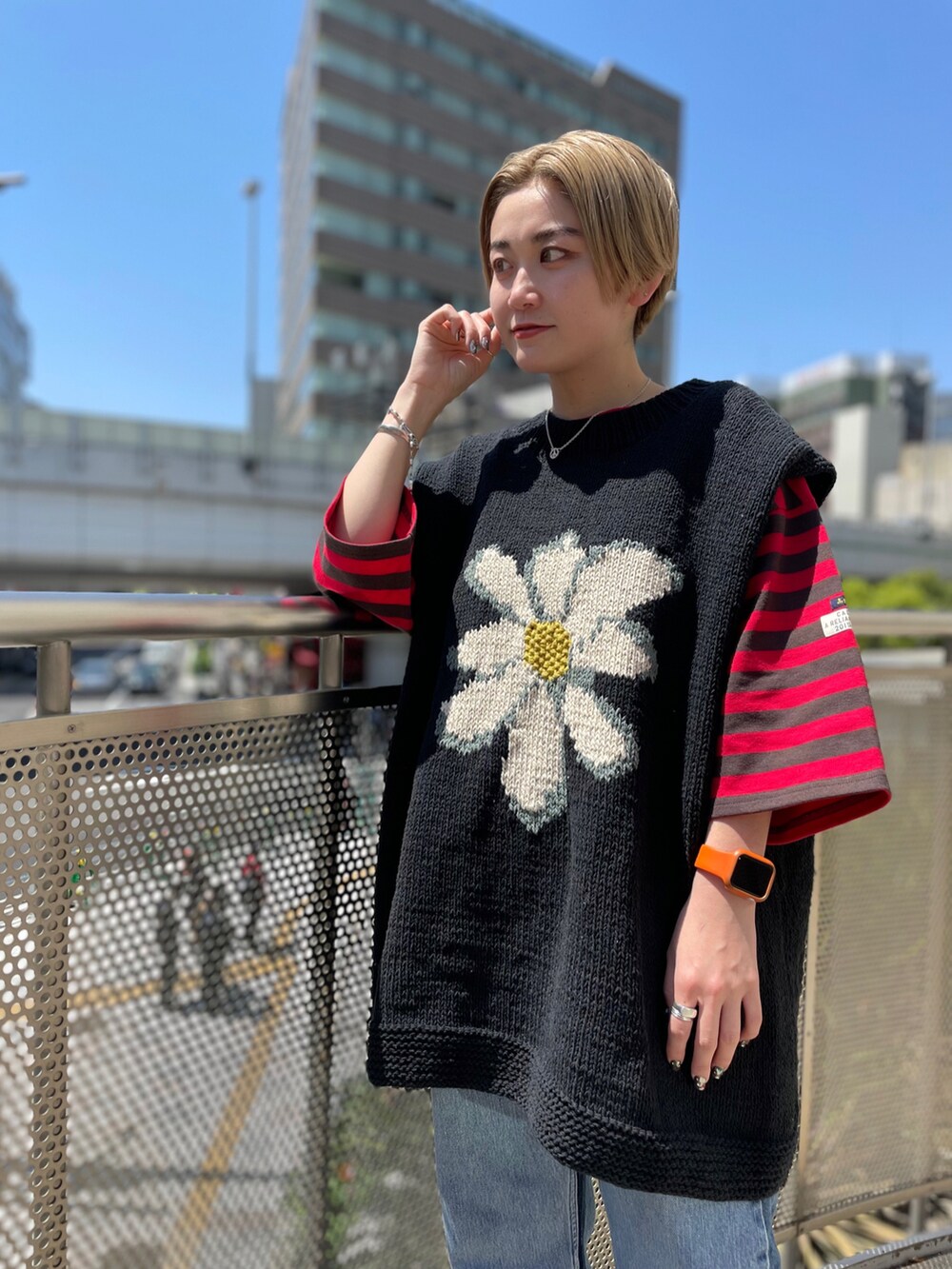 ブラック系のモカシン/デッキシューズ、ブラック系のベストを着用したレディースの春コーディネートの2枚目の写真