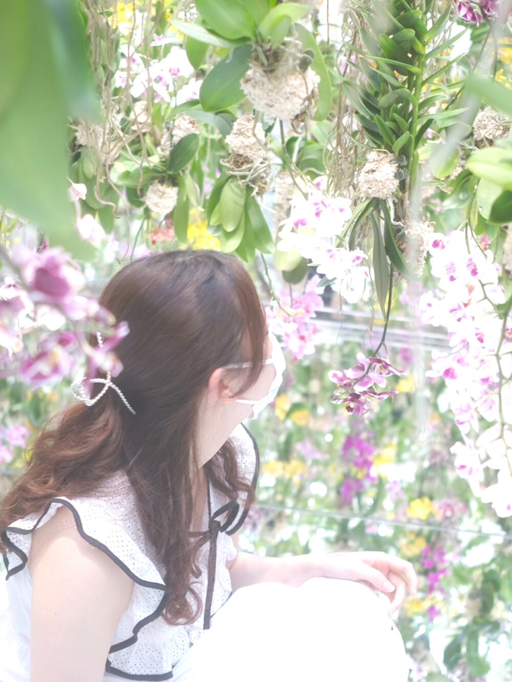 「ワンピース、フリル、ホワイトコーデ、シンプル、epine、夏コーデ」｜「epineのfront lace piping ribbon tiered onepiece（ワンピース、ホワイト系）」を使った、わんこさん（レディース・165cm）の夏コーディネートの2枚目の写真