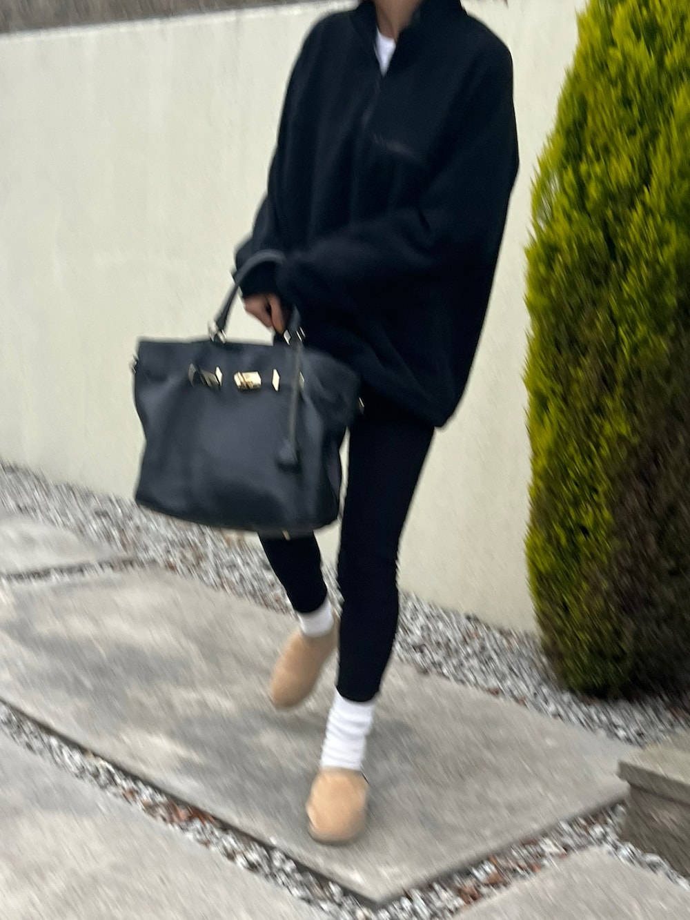 「フリース、カジュアルコーデ、ブラック、着回しコーデ、ラフ、冬、ムートン、suicoke、UNIQLO、プチプラコーデ、gunze、レギパン、ママコーデ、ママファッション、今日の服」｜「suicokeの【WEB限定】【SUICOKE】RON-Mwpab-MID（スリッポン、ベージュ系）」を使った、ATTSUさん（レディース・163cm）の冬コーディネートの2枚目の写真