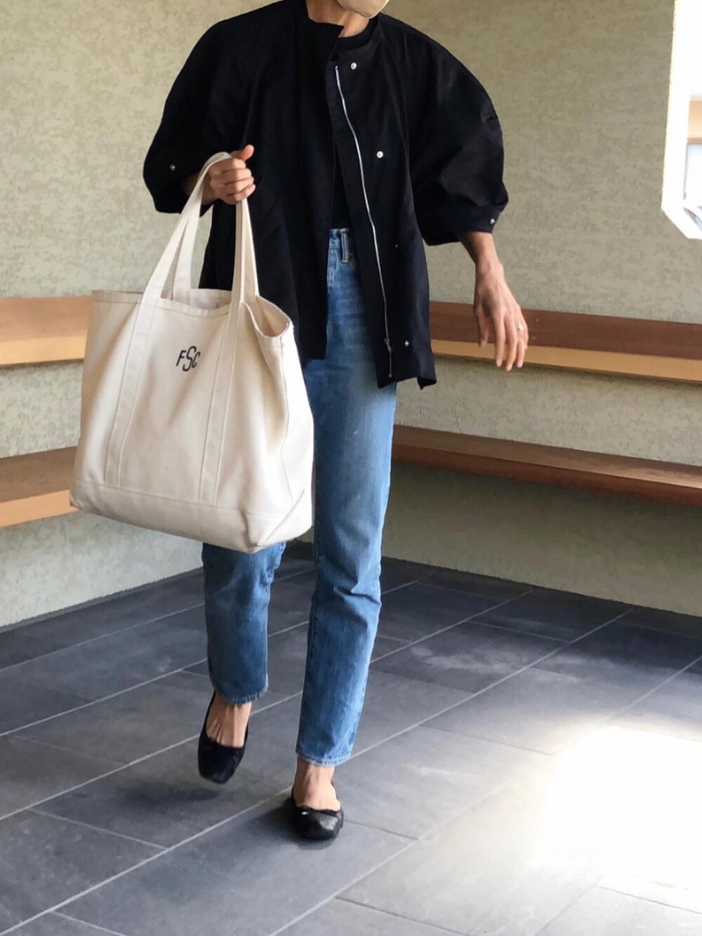 「秋のコーデ、カジュアルコーデ、秋、今日のコーデ、ゆったりコーデ、秋服、オトナカワイイ、オトナカジュアル、デニムコーデ、denim、今日の服、シンプルコーデ、ボリュームスリーブ、ootd、男の子ママ」｜「machattのアイテム（ジャケット/アウター、ブラック系）」を使った、ATTSUさん（レディース・163cm）の秋コーディネートの2枚目の写真