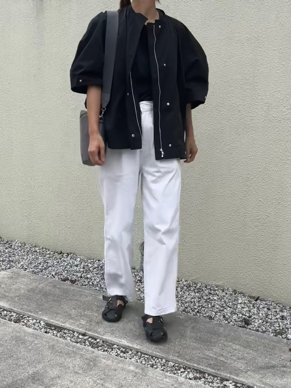 「オトナ女子、夏コーデ、お洒落さんとつながりたい、シンプルコーデ、パンツコーデ、大人コーデ、着回しコーデ、ママコーデ、今日のコーデ、白パンツ、GU、ZARA、モノトーンコーデ、モノトーン、シンプルスタイル」｜「ZARAのアイテム（サンダル、ブラック系）」を使った、ATTSUさん（レディース・163cm）の夏コーディネートの2枚目の写真