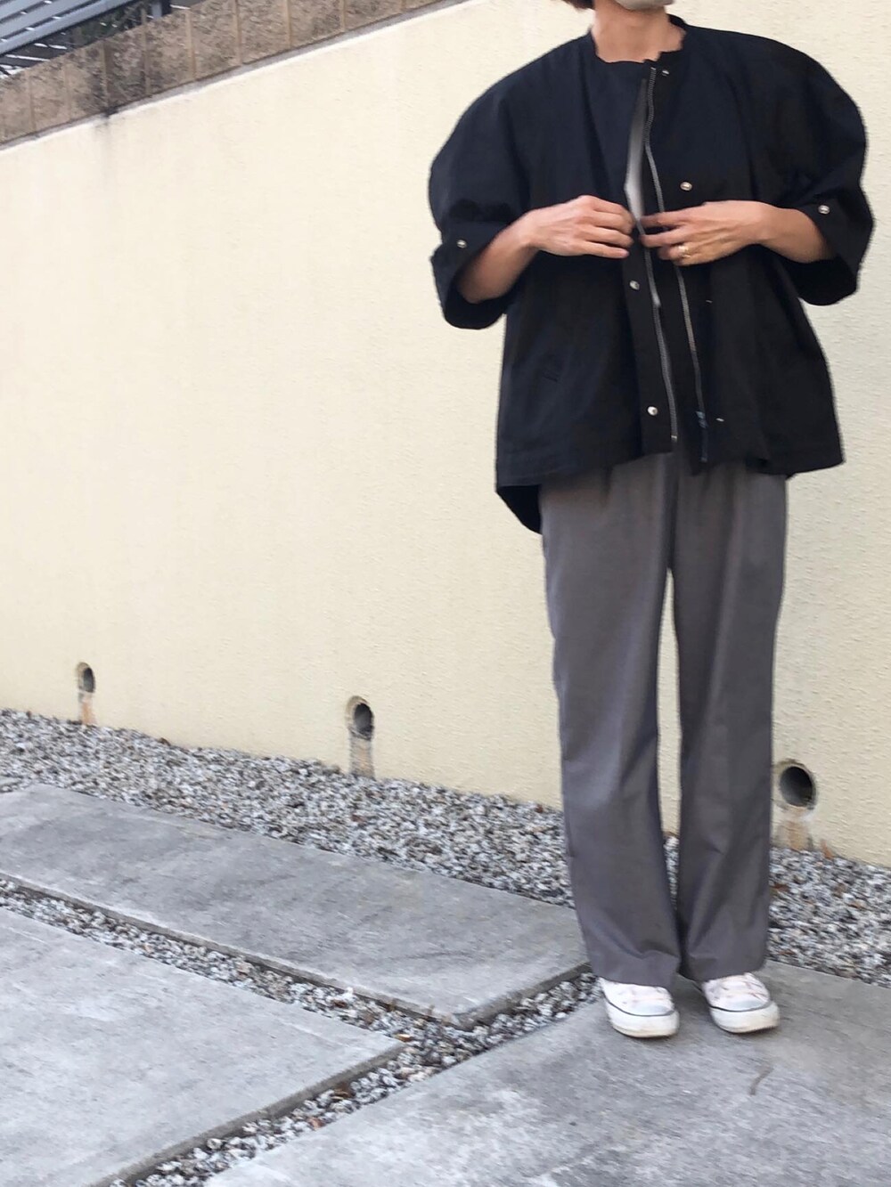 「秋コーデ、オトナ女子、休日スタイル、カジュアル、おしゃれさんと繋がりたい、秋色コーデ、ootd、オトナカジュアル、秋色、スニーカー、ボリュームスリーブ、ママコーデ、mamafashion、machatt、休日コーデ」｜「machattのアイテム（ジャケット/アウター、ブラック系）」を使った、ATTSUさん（レディース・163cm）の秋コーディネートの2枚目の写真